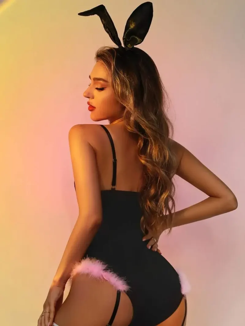 Costum sexy bunny cu puf roz