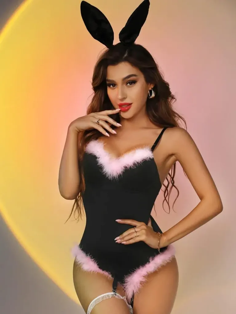 Costum sexy bunny cu puf roz